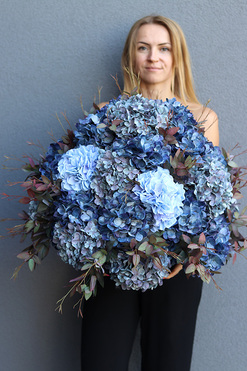 Blue Hortense, kompozycja nagrobna w misie, wym.52x60cm 