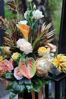 Ulises, bukiet nagrobny z żółtych kwiatów