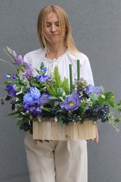 Błękit Lata, dekoracja nagrobna w skrzynce, wym.53x80x37cm