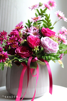 Magenti, kwiatowa kompozycja w naczyniu