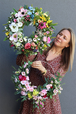 Maj w Ogrodzie, kwiatowy wianek na drzwi, śr.44cm