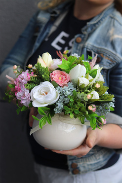 Deluni Ferana, kompozycja kwiatowa z kokardką, wys.20cm