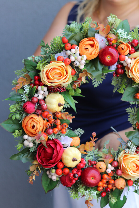 Ogrodowa Orangina 2, jesienny wianek na drzwi z różami