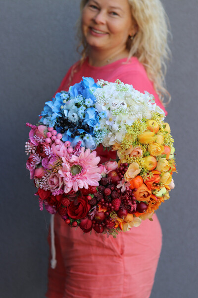 Tęczowy, wianek na drzwi z owocami