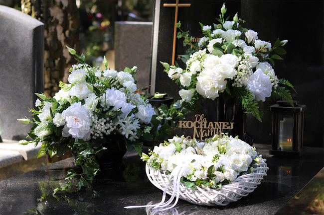 Biała Dama, wieniec nagrobny z dedykacją, wym.43x43cm