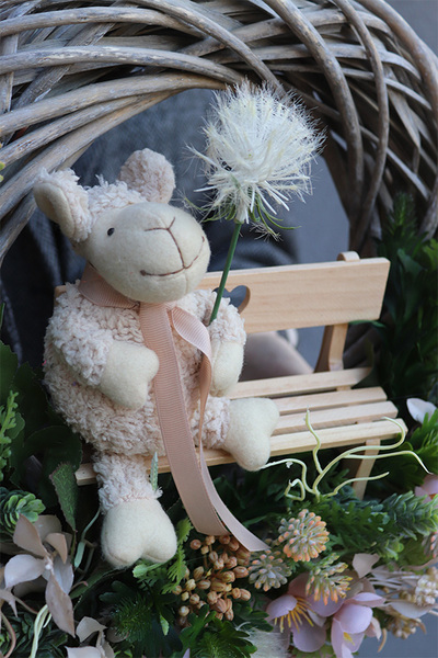 Na Ławeczce, asymetryczny wianek na drzwi