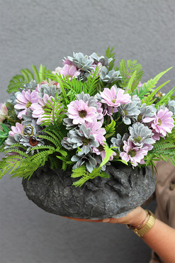 Alma Volcan, fioletowe kwiaty w ciężkim naczyniu, wys.37cm