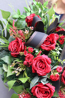 Dekoluena Red, wiązanka nagrobna z czerwonymi różami