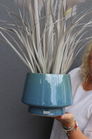 Kathy Blue 2, sztuczna trawa w niebieskiej donicy,