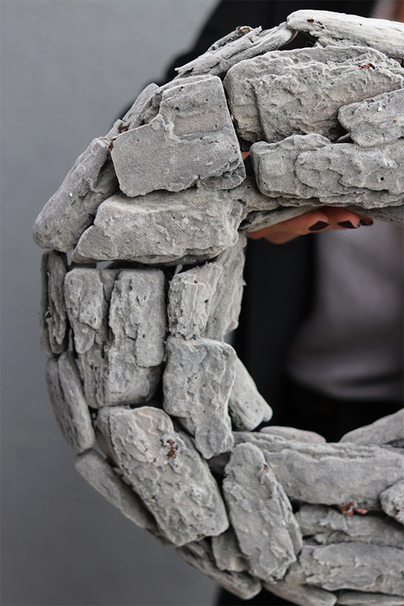 dekoracyjny wianek z ciemnego mchu, Velvetovy, szarość, śr.40cm