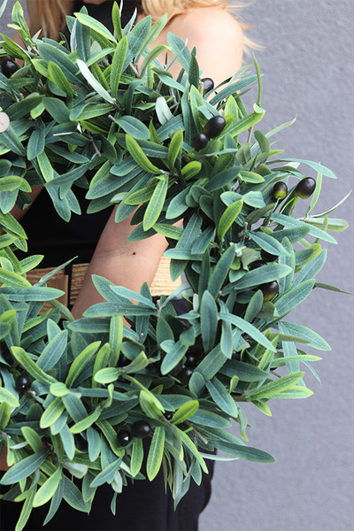 Zielony Dom, zielony wianek na drzwi z oliwkami