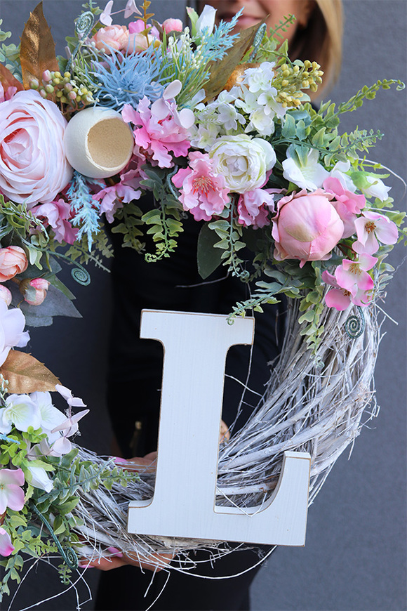 Literra, dekoracyjny wianek z drewnianą literą, śr.45cm 