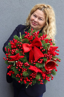 Brilliant Xmas, czerwony świąteczny wianek z dzwonkiem