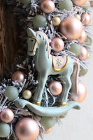 Pudrowa Kraina, świąteczny wianek z konikiem