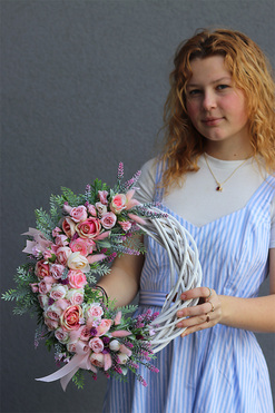 Allasina, asymetryczny wianek z różyczkami i wrzosem, śr.35cm