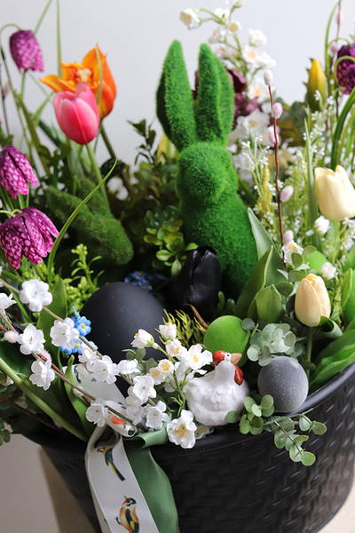 Wiosna w Pełni, stroik wielkanocny w metalowym koszu