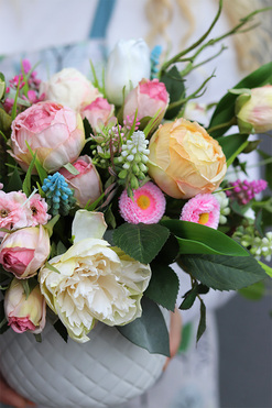 Romana, kompozycja kwiatowa w białej doniczce, wym.27x32x57cm