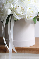 Bielissa Roses 2, flowerbox welurowy z białymi różami