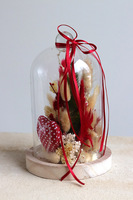 Romantica, walentynkowa kompozycja pod szklanym kloszem