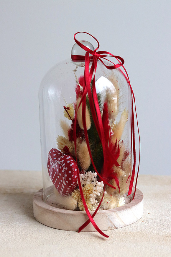 Romantica, walentynkowa kompozycja pod szklanym kloszem