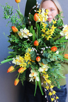 Tulipanowe Love, wiosenny bukiet nagrobny we wkładzie