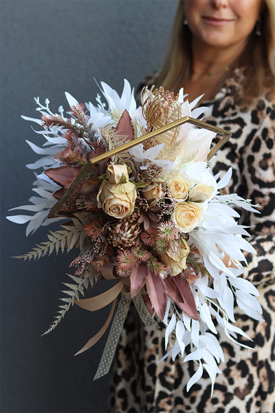 Crema Latte, jesienna dekoracja kwiatowa w domku