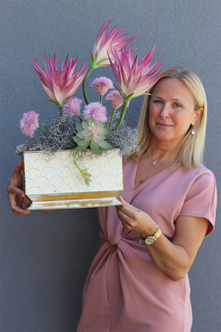 Pastelonia Echmea, kompozycja kwiatowa w metalowej doniczce, wym.34x45cm