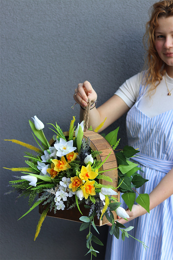 Kellasa, wiosenna kompozycja nagrobna w skrzynce