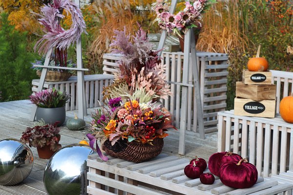 Wrzosowisko, barwny jesienny kosz z kwiatami