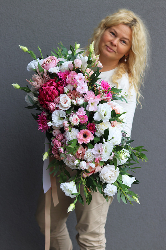 Kellla Laos 2, kompozycja nagrobna w srebrnej łódce