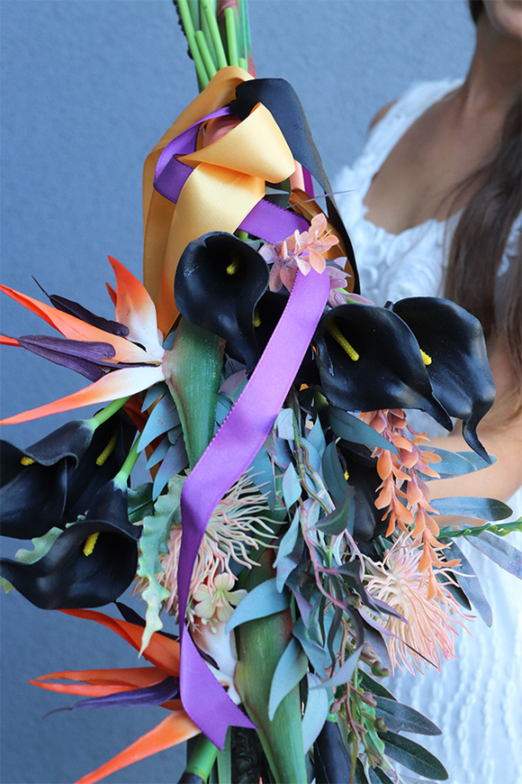 Ninase, bukiet nagrobny z czarnymi kaliami, dł.104cm