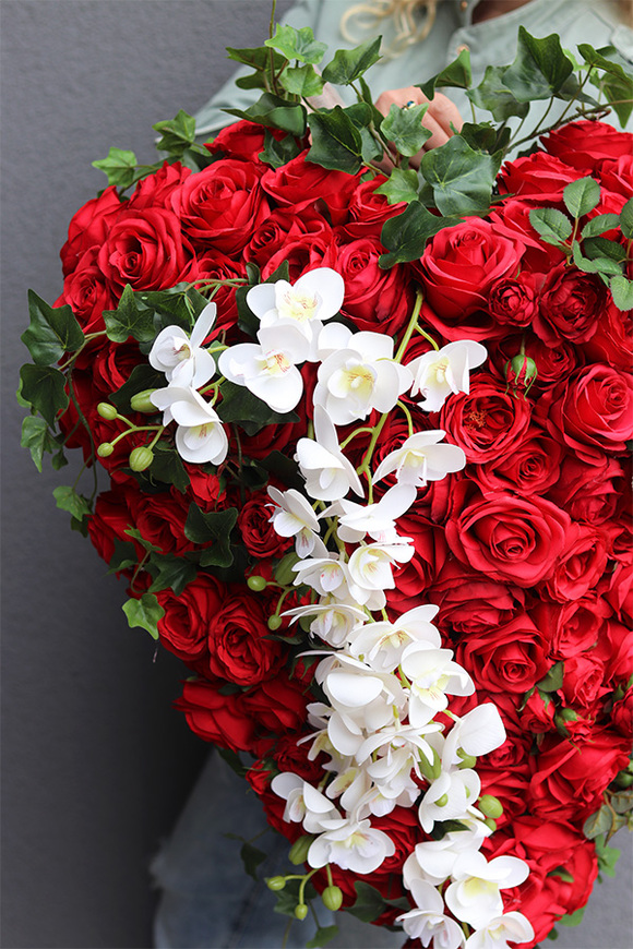 Serce Redulia, bogata wiązanka nagrobna z róż