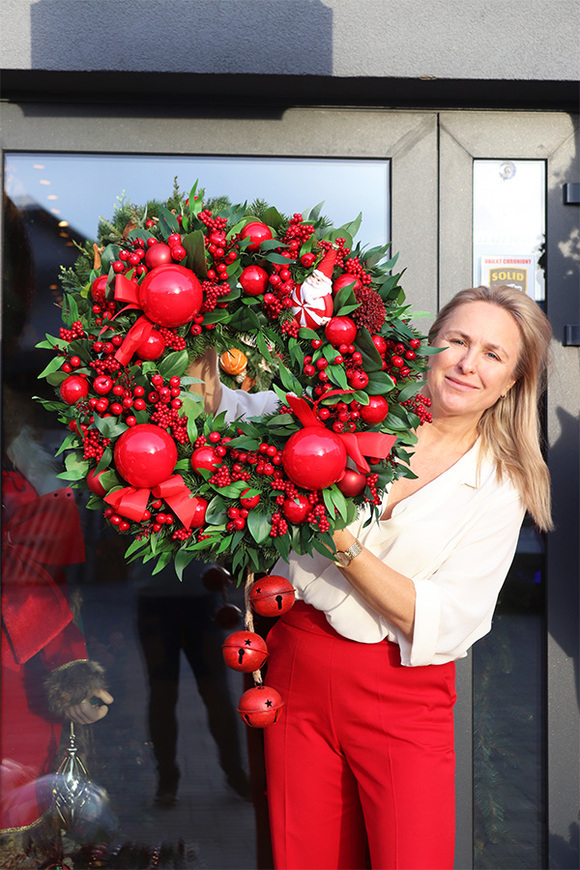 Isabella Red, świąteczny wianek z bombkami