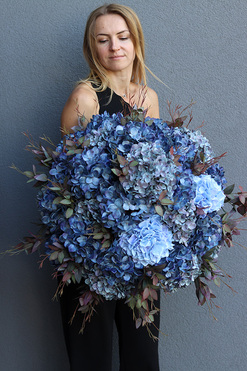 Blue Hortense, kompozycja nagrobna w misie, wym.52x60cm 