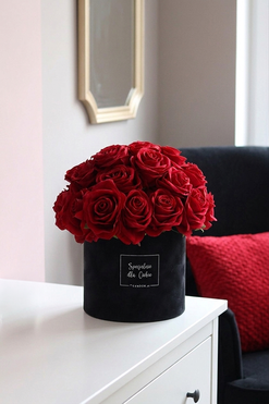 OD RĘKI Valentino, flowerbox okolicznościowy z kwiatów sztucznych, wys.29cm
