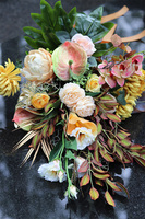 Ulises, bukiet nagrobny z żółtych kwiatów