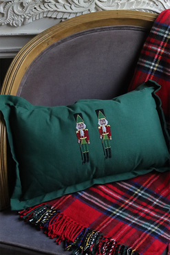 OD RĘKI Xmas Nutcrackers, świąteczna poduszka, zielona, wym.30x50cm