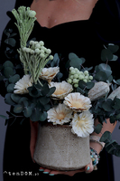 Toscana, kompozycja kwiatowa w naczyniu