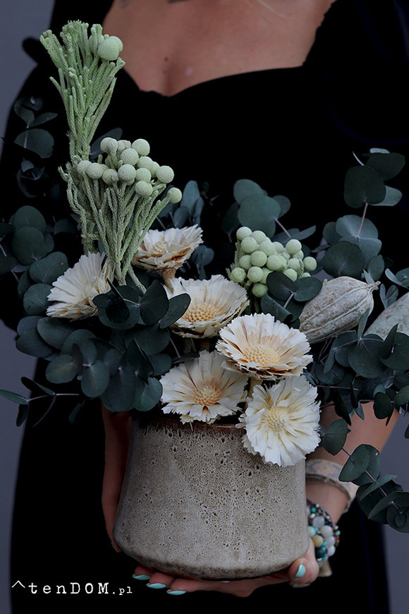 Toscana, kompozycja kwiatowa w naczyniu