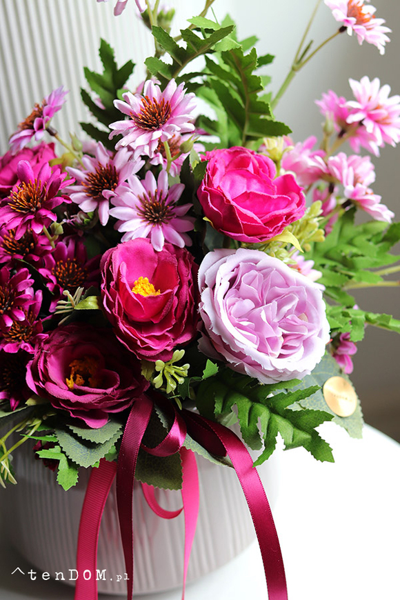 Magenti, kwiatowa kompozycja w naczyniu