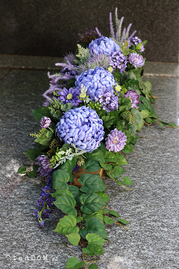 Dacja Blue, girlanda nagrobna na desce