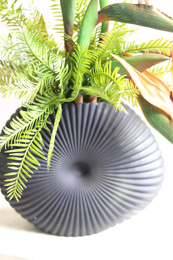 Strelicja Dekina Red, egzotyczna kompozycja w wazonie