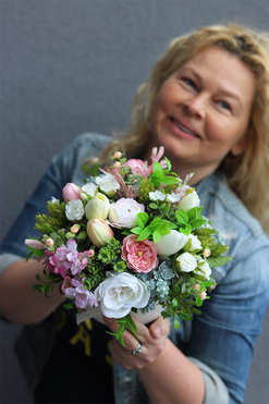 Deluni Ferana, kompozycja kwiatowa z kokardką, wys.20cm