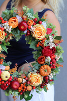 Ogrodowa Orangina 2, jesienny wianek na drzwi z różami