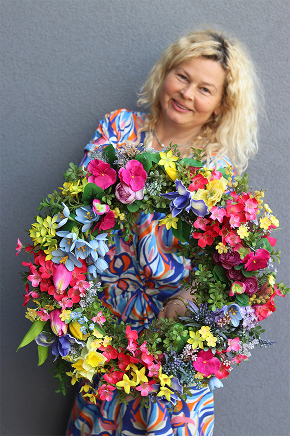 Majowe Rabaty, duży barwny wianek na drzwi