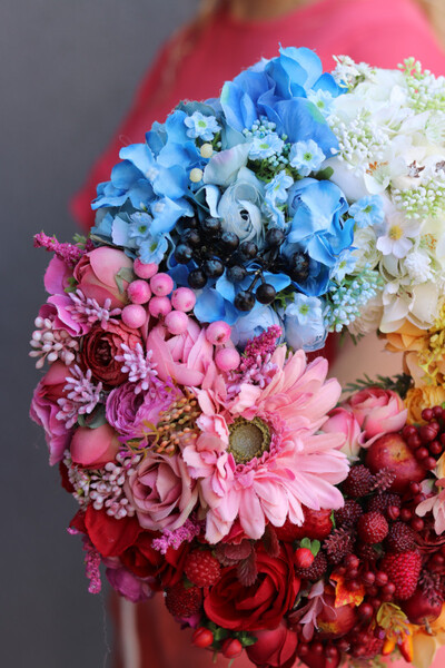 Tęczowy, wianek na drzwi z owocami