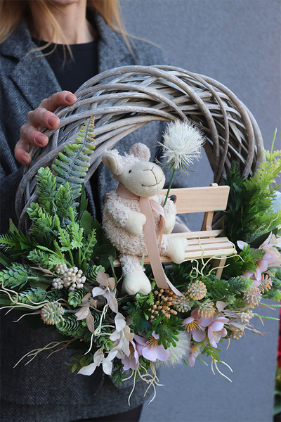 Na Ławeczce, asymetryczny wianek na drzwi