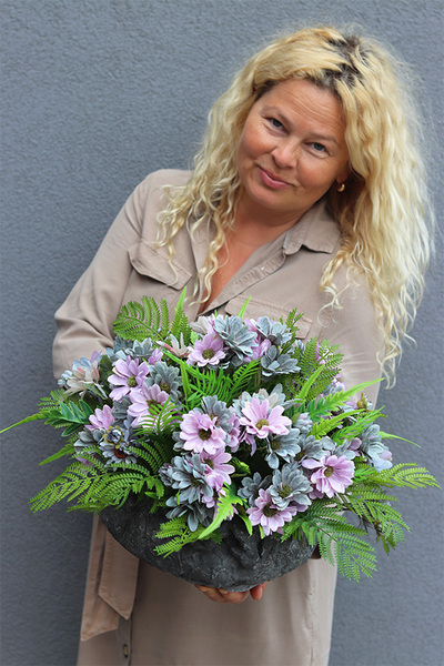 Alma Volcan, fioletowe kwiaty w ciężkim naczyniu
