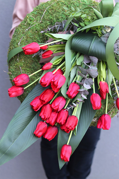 Tulipany Red April, wieniec nagrobny z czerwonymi kwiatami