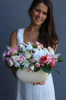 Eleni, kompozycja kwiatowa w kremowym naczyniu, wym.25x36cm